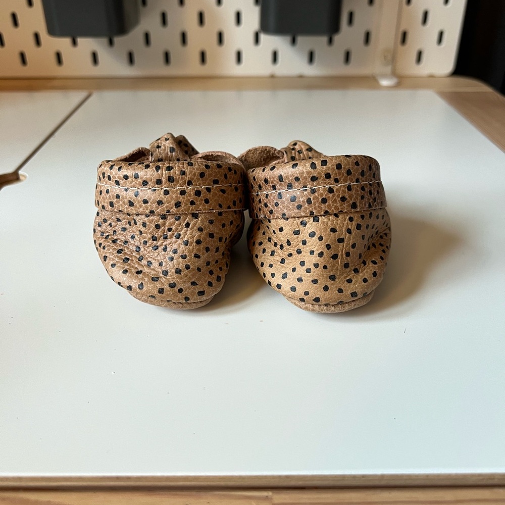 NWOT Freshly Picked Almond Speckles Leather Knotted Bow Baby Shoe - Picture 2 of 7